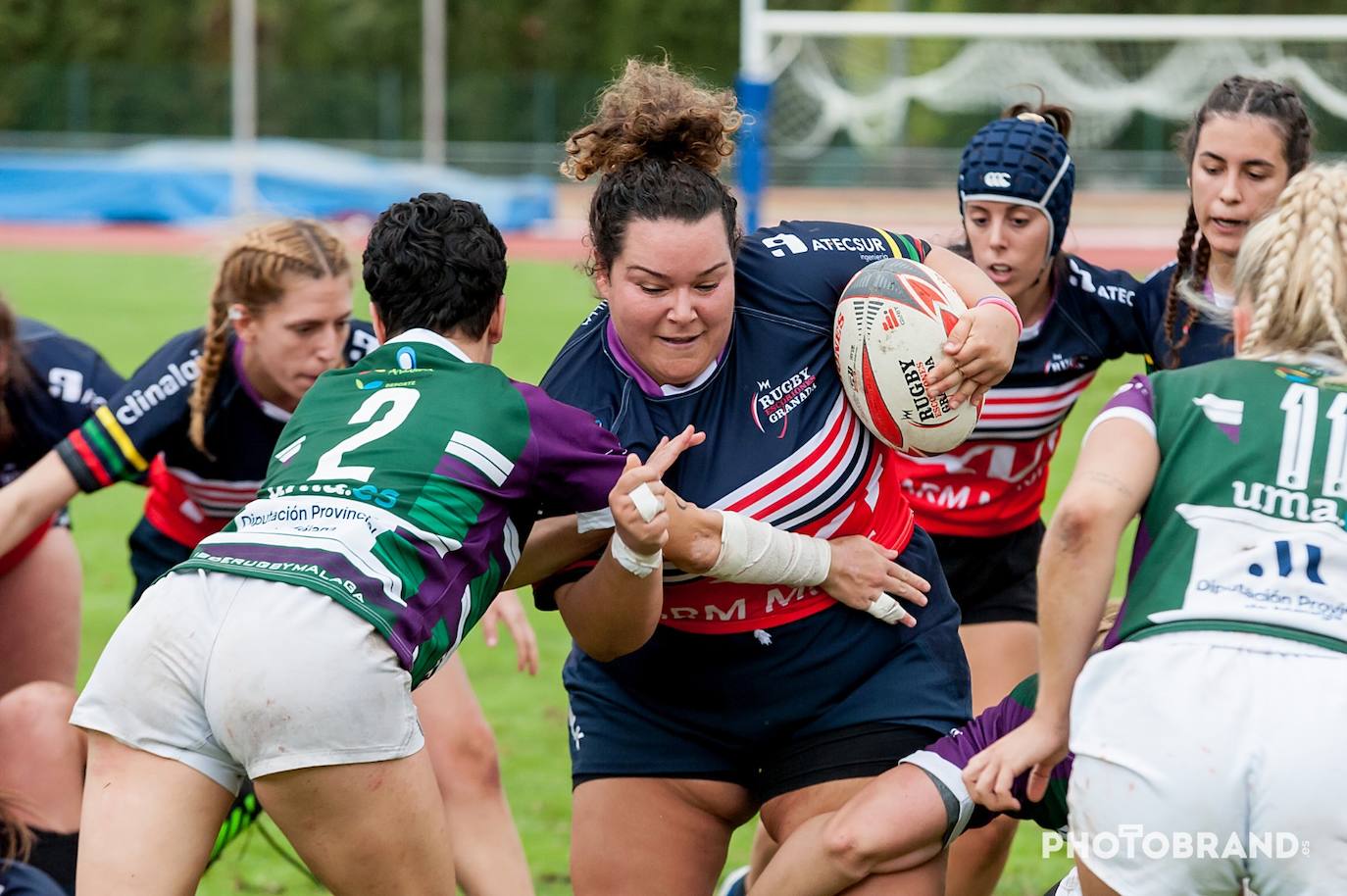 Una jugadora del Escoriones trata de avanzar.