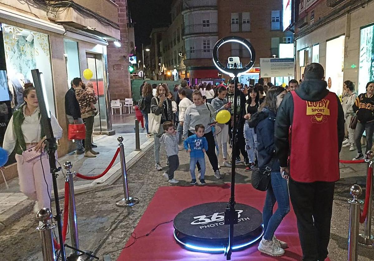 Animación en la calle Baños, una de las vías más céntricas de la ciudad, con motivo del 'DTiendas Linares'.