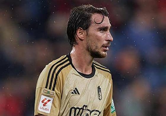 Ignasi Miquel, bajo la lluvia en El Sadar.