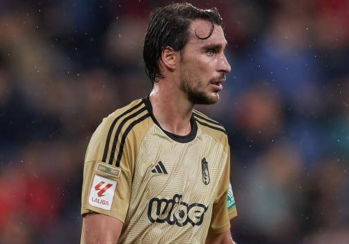 Ignasi Miquel, bajo la lluvia en El Sadar.