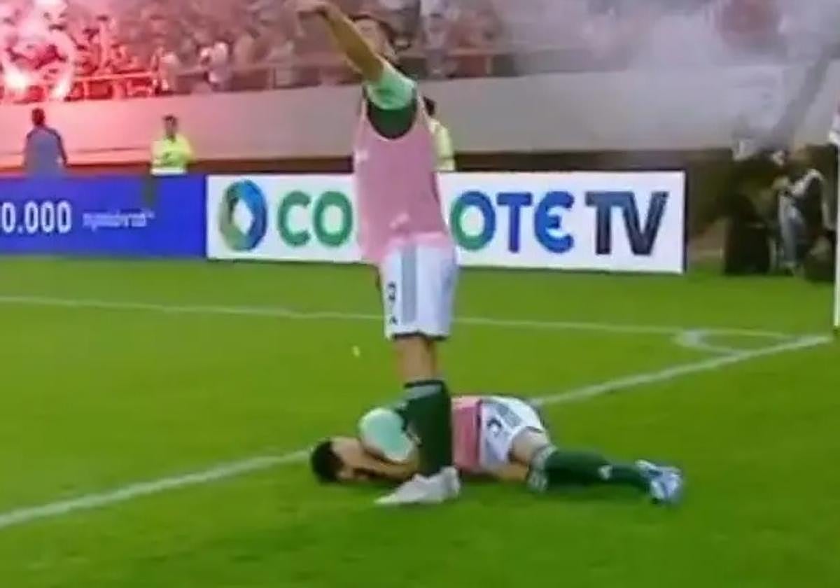 Juankar, tendido en el suelo tras el lanzamiento del petardo.