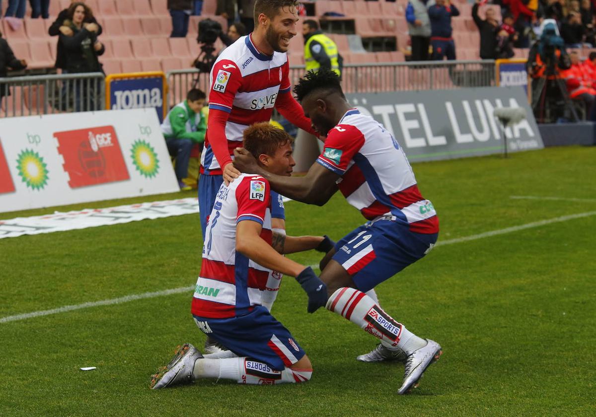 Peñaranda y Success celebran un gol junto a Rochina en Los Cármenes.