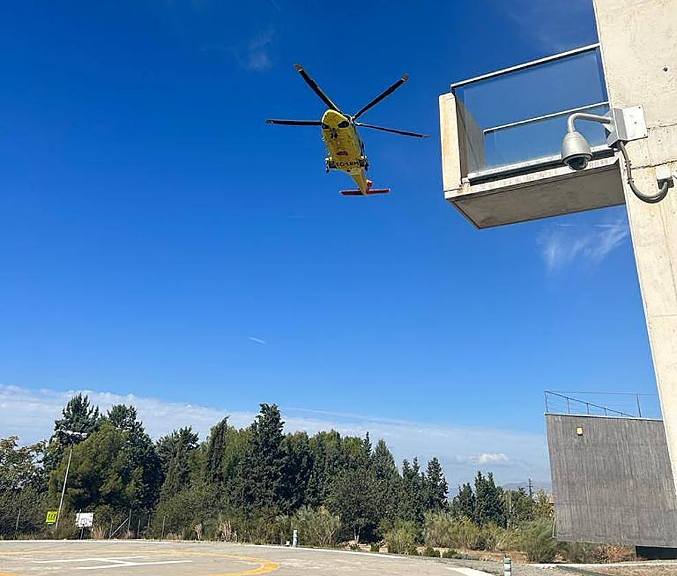 Foto de archivo de un helicóptero del 061 aterrizando en un helipuerto en Granada.