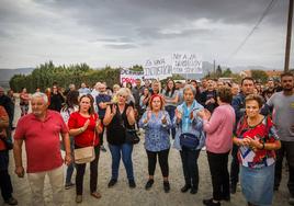 Vecinos de Moraleda protesta en el derribo, que tuvo lugar el 17 de octubre.