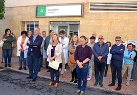 Concentración de protesta en Guarromán por la agresión a un médico de familia.