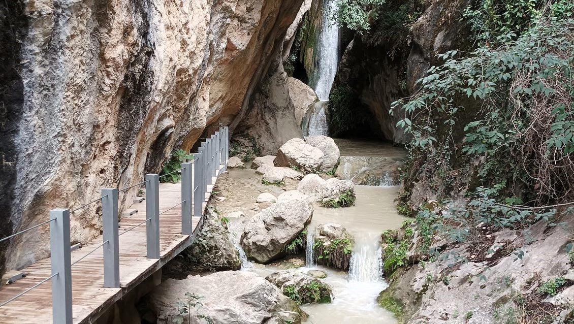 Las aguas del Pilón Azul bajan estos días sin su color habitual.