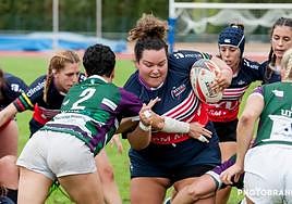 Una jugadora del Escoriones trata de avanzar.