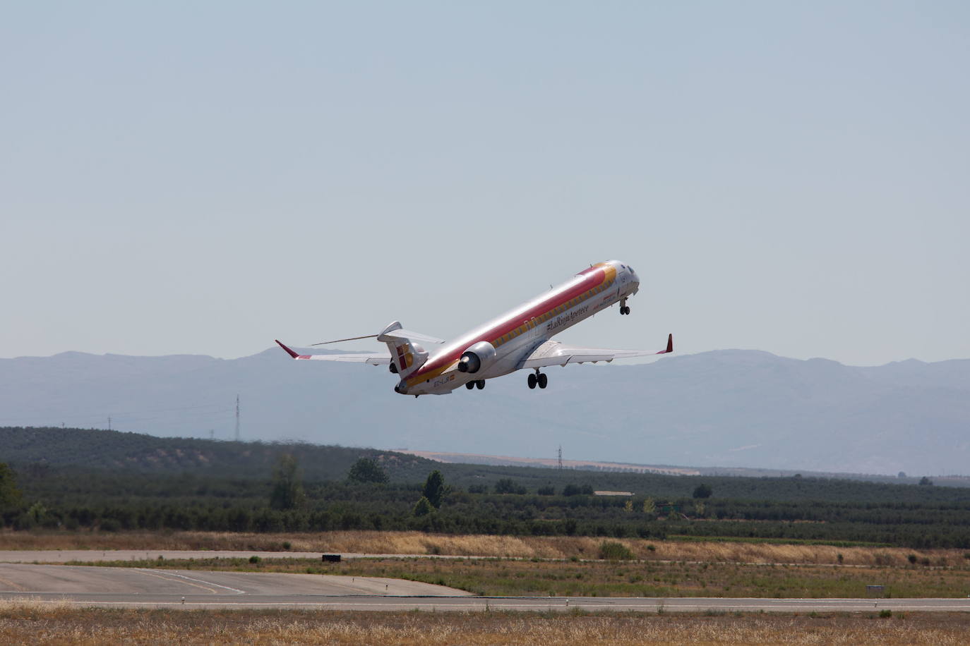 Un avión despegando del aeropuerto de Granada, en una imagen de archivo.