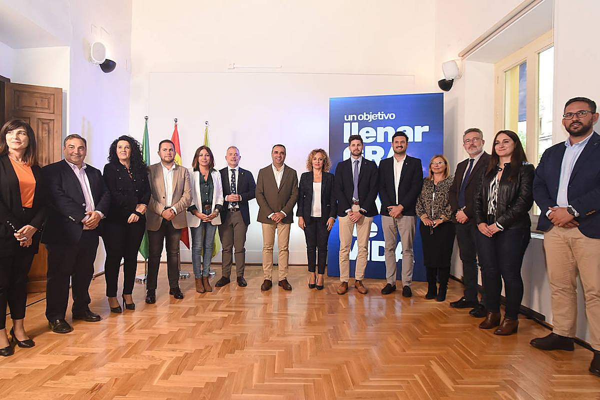 El presidente de Diputación, Francisco Rodríguez, con su equipo de diputados en el Palacio de Niñas Nobles.