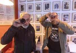 Eric Jiménez y César Martínez, protagonista y director del documental, en el Bar de Eric.