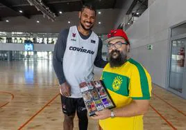 Roberto Castillo (d) posa con Cristiano Felicio y su colección 'trading cards' del brasileño.