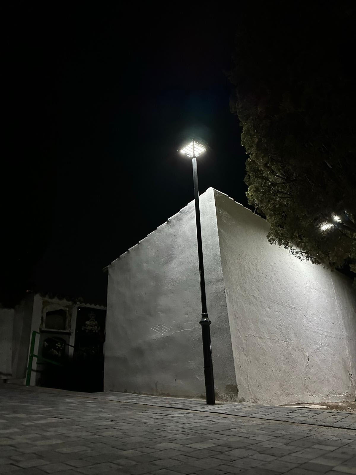 Nuevas luminarias en el cementerio de Jamilena.