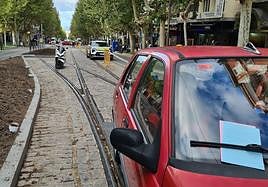 Vehículo sancionado por aparcar en la plataforma del tranvía, este miércoles por la tarde.
