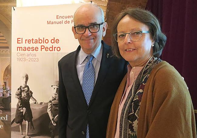 Paolo Pinamonti y Elena Falla, ante el cartel de los Encuentros.