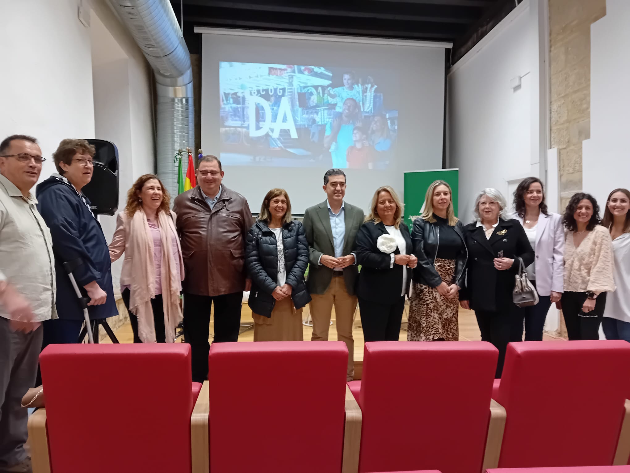 Autoridades y participantes en la presentación de la campaña de acogimiento familiar en Baeza.