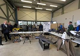 Sala de operaciones en el centro Atlas de Villacarrillo con los drones del proyecto Aerial Core.