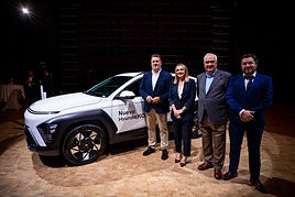 Manuel Francisco García, Marifrán Carazo, Miguel García Chinchilla y su hijo, junto al Hyundai Kona.