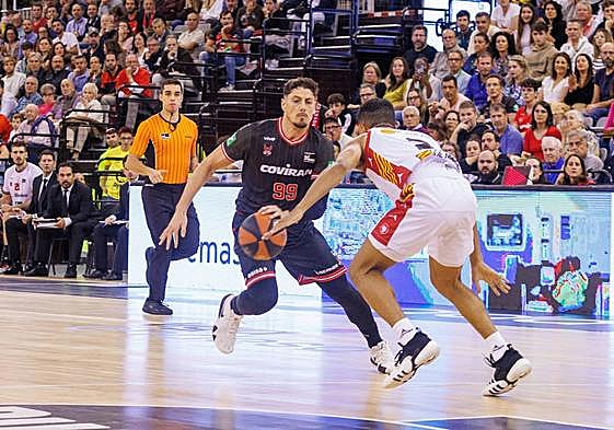 Yivtach Ziv defiende a Cinciarin, del Casademont Zaragoza.