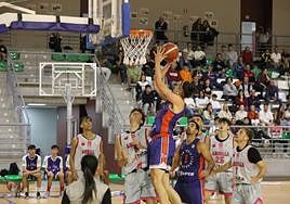 Canasta de Javi Hernández en el derbi.