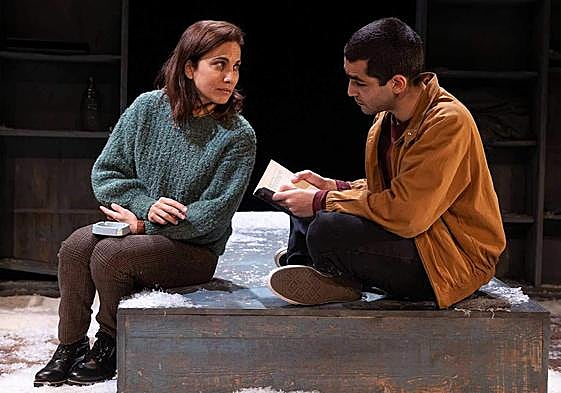 Toni Acosta y Omar Ayuso durante la representación de 'El sonido oculto'.