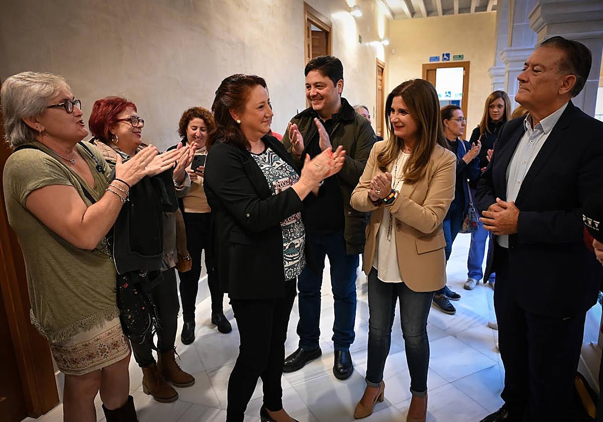 Las trabajadoras, satisfechas, aplauden junto a concejales del Gobierno.