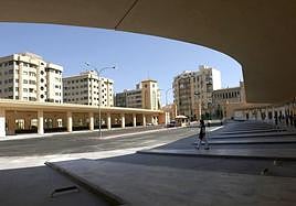 Visera sin pilares sobre los andenes de la Estación de Autobuses de Jaén, inaugurada en 1949.