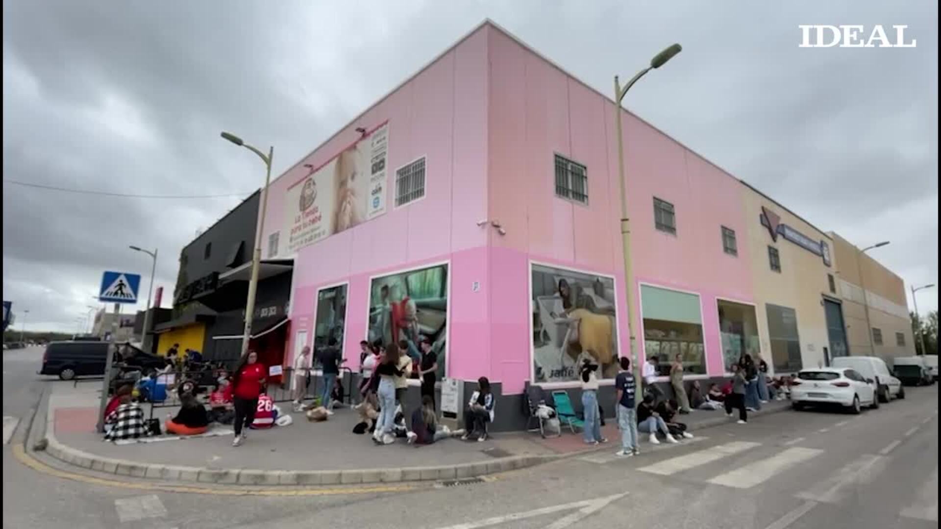 Colas desde la madrugada para el concierto gratuito de Saiko en Granada