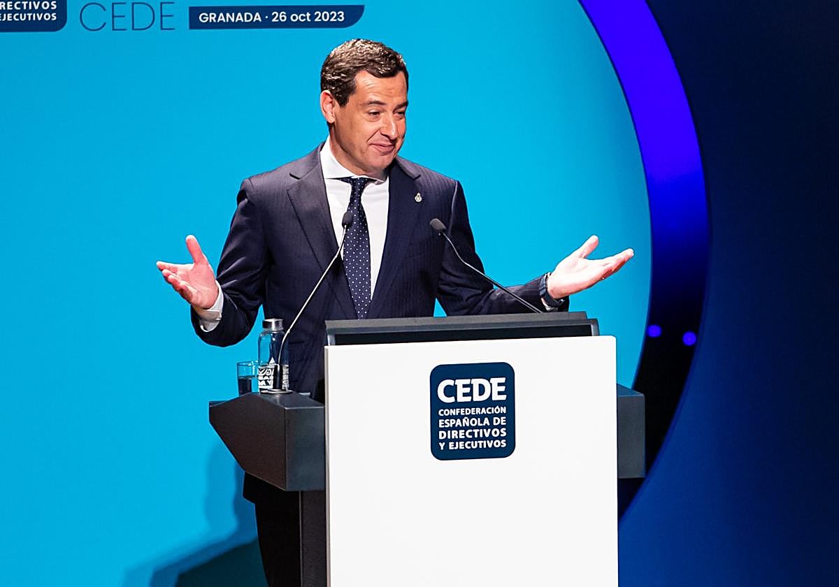 Juanma Moreno durante su intervención en el Congreso de la CEDE.