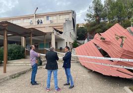 Visita del delegado al centro afectado por el temporal, el IES Fuente de la Peña.