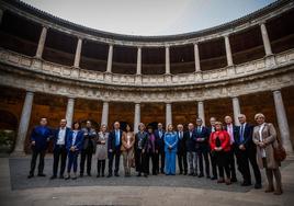 Foto de familia con los galardonados, organizadores y representantes institucionales, en el Carlos V.