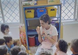 Loli durante sus sesiones de cuentacuentos.