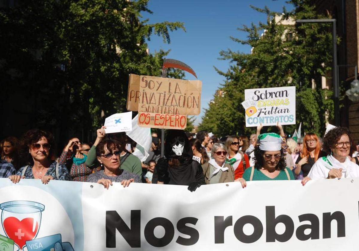 Cabecera de la protesta que ha recorrido este sábado las calles de Granada en defensa de la sanidad pública.