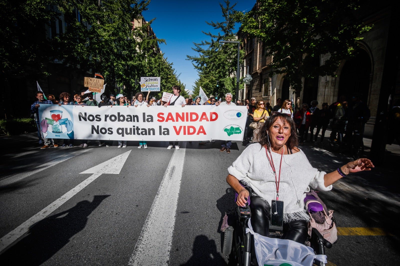 Las imágenes de la manifestación por la Sanidad de este sábado en Granada