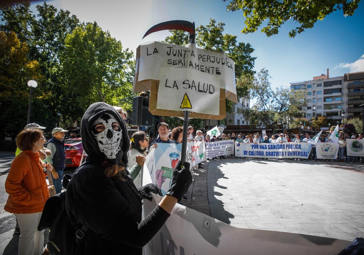 Las imágenes de la manifestación por la Sanidad de este sábado en Granada