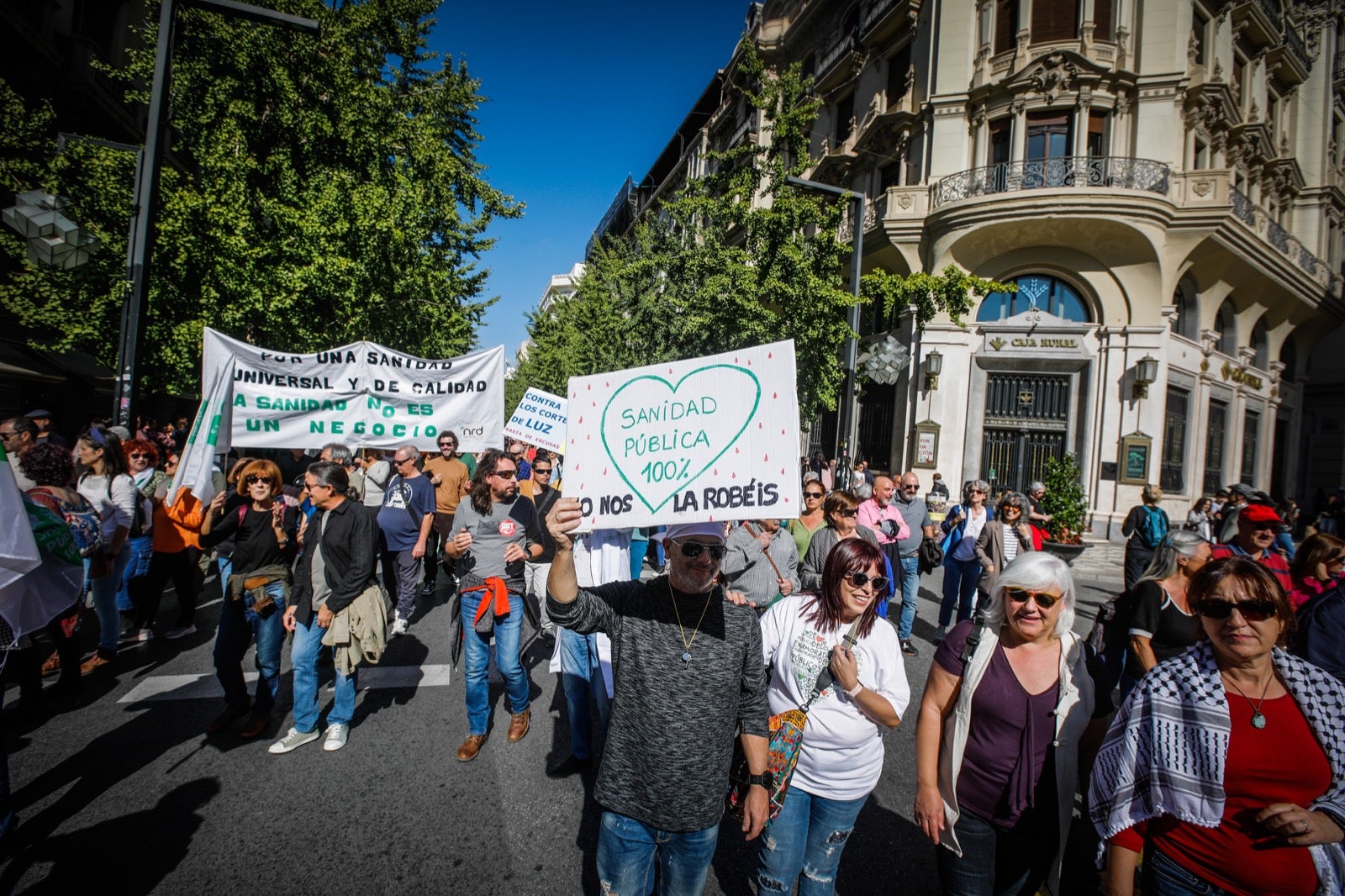 Las imágenes de la manifestación por la Sanidad de este sábado en Granada