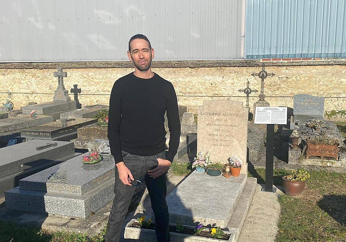 Gerardo Rodríguez Salas, ante la tumba de Katherine Mansfield, en el cementerio de Avon.