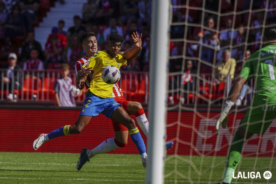 Montes pelea un balón durante el encuentro ante la UD Las Palmas.