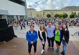 El alcalde, concejales y responsables de la emisora.