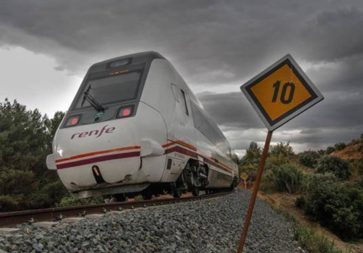 Tren junto a una señal, en una imagen de archivo.