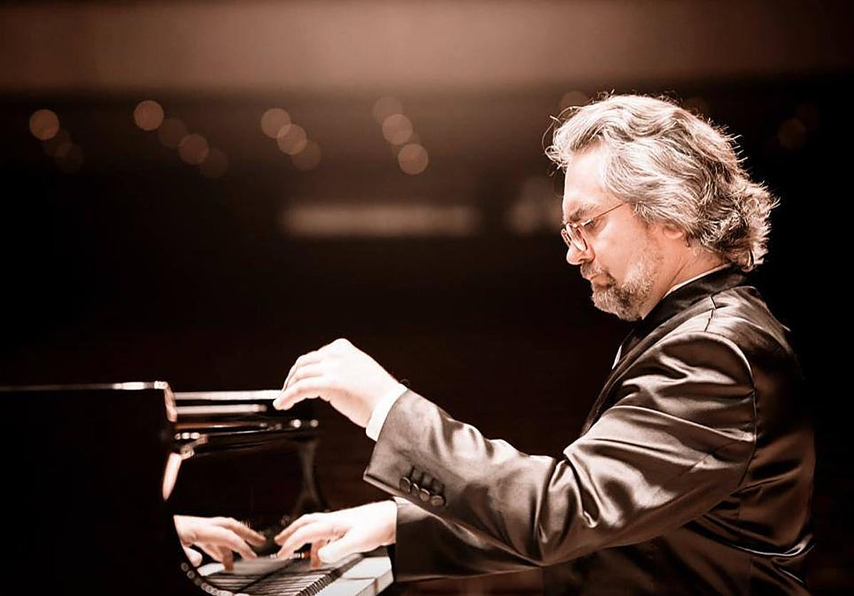 El pianista ruso Konstantin Scherbakov, ante el piano.