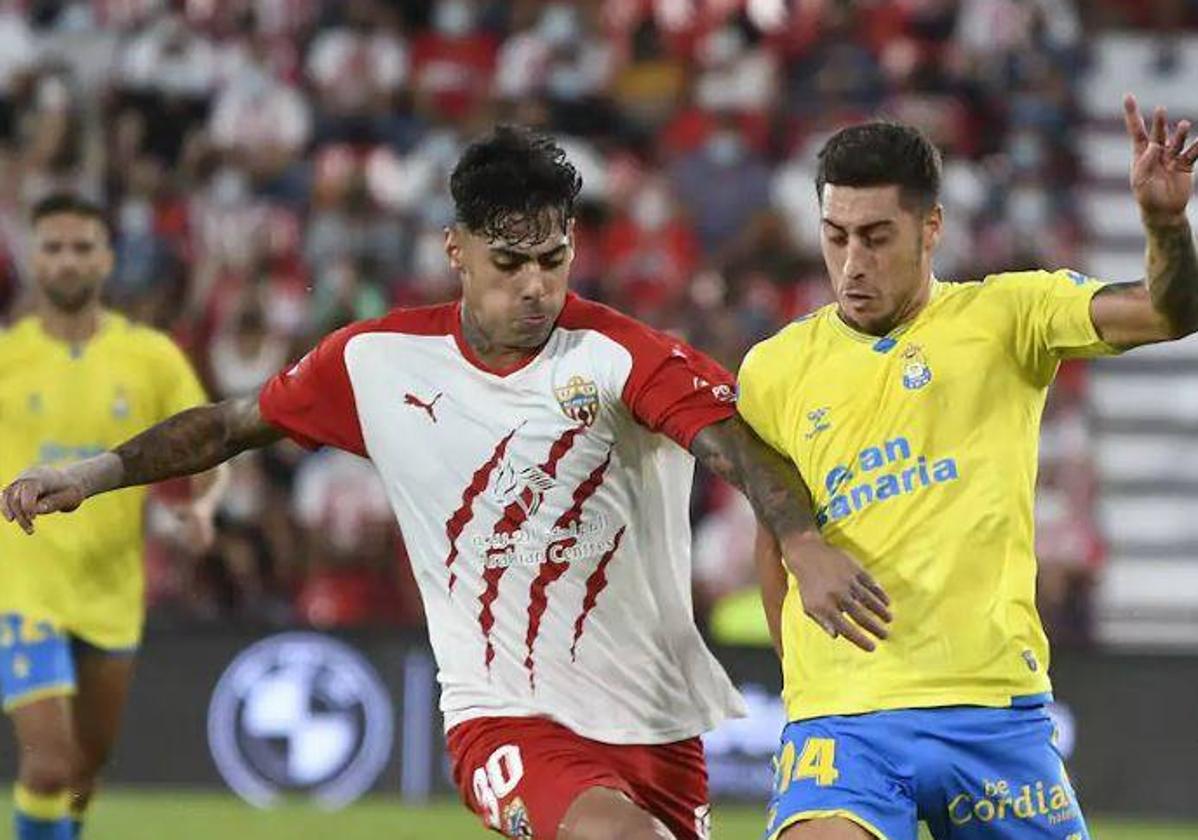 La UD Almería y la UD Las Palmas escenificaron un partido equilibrado en Almería, en 2021.