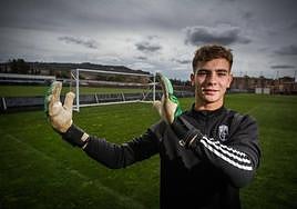 Fran Árbol 'comprime' una portería entre sus guantes en la Ciudad Deportiva del Granada.