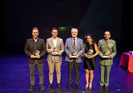 Los galardonados con la estatuílla de los IDEALES posan tras la entrega de los premios