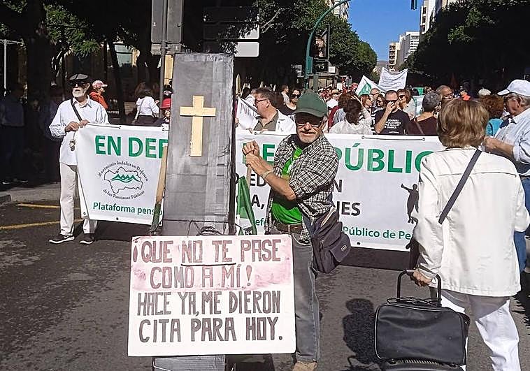 'La sanidad pública no se vende, se defiende', el grito de varios miles de almerienses llamados por Marea Blanca