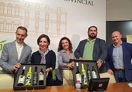 Regalo a las dos ponentes en la charla organiza por la APJ.