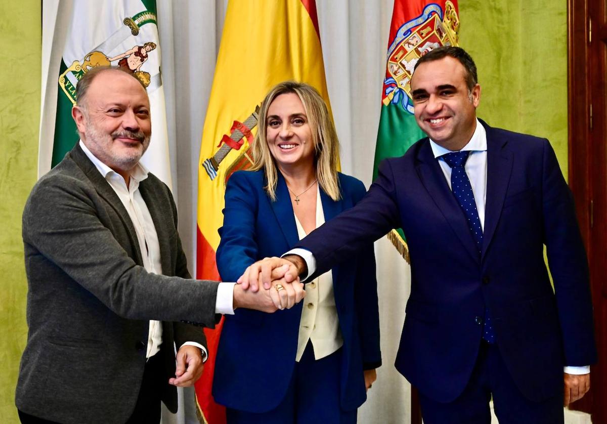 Víctor Moneo, Director de Alianzas y Acuerdos Estratégicos de Iberia, Marifrán Carazo, alcaldesa de Granada, y Francis Rodríguez, presidente de la Diputación.