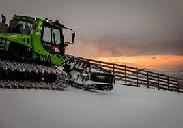 Nuevas máquinas pisa-pistas híbridas en Sierra Nevada.