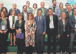 Juanma Moreno, con el nuevo presidente de la FAMP, José Manuel Bellido, y el resto del equipo.