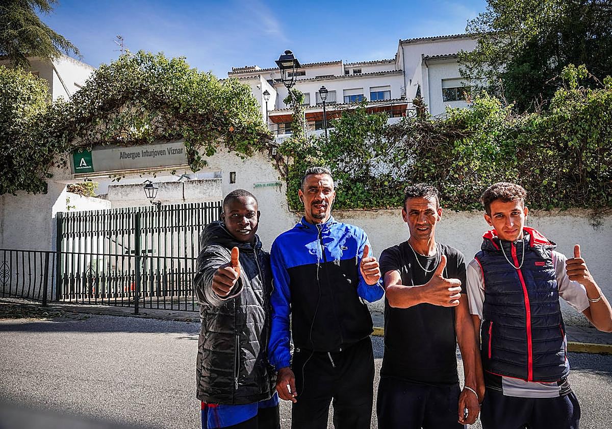Un grupo de migrantes de Senegal y Marruecos, ante la puerta del albergue de Víznar, donde han sido realojados.