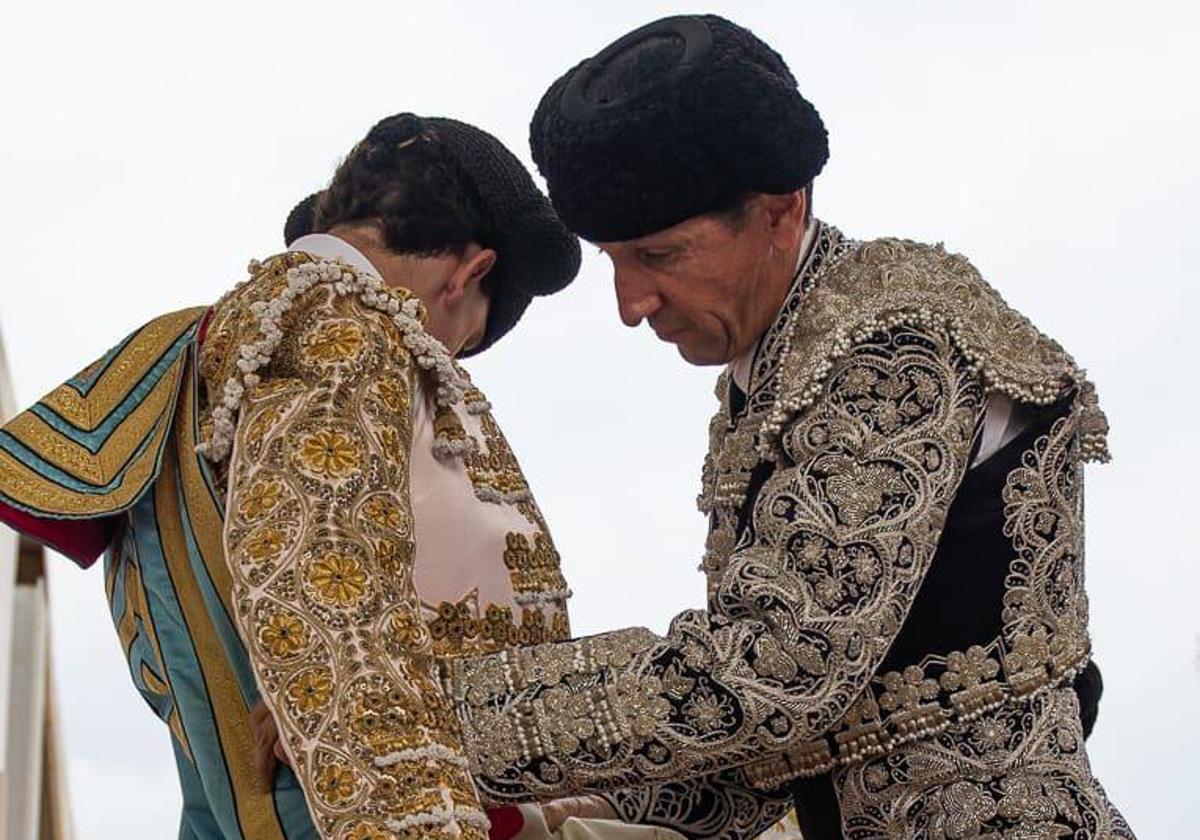 Blas padre ayuda a Blas hijo a liarse el capote, liturgia pura taurina.